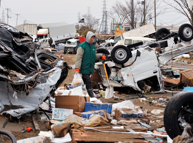 Wraki samochodów w mieście Tagajo w prefekturze Miyagi