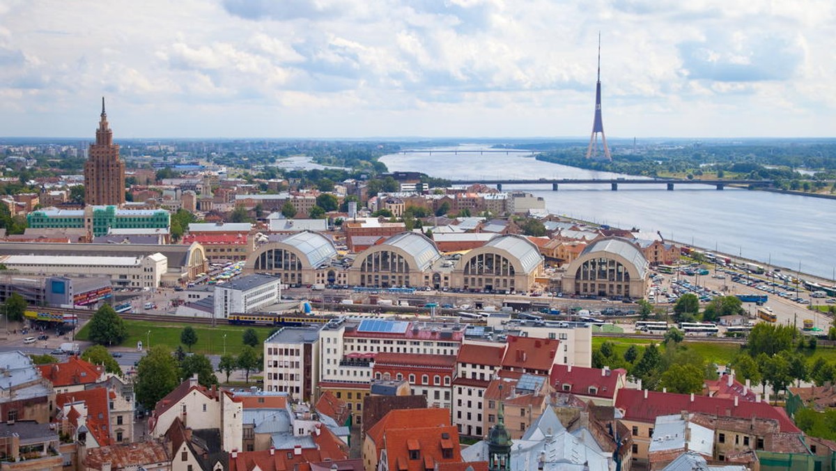 Gdyby Łotysze mieli swobodny wybór miejsca zamieszkania, na Łotwie zostałoby tylko 34,7 proc. ludności - wynika z sondażu opublikowanego w poniedziałek w Rydze. Pozostali chętnie by emigrowali.