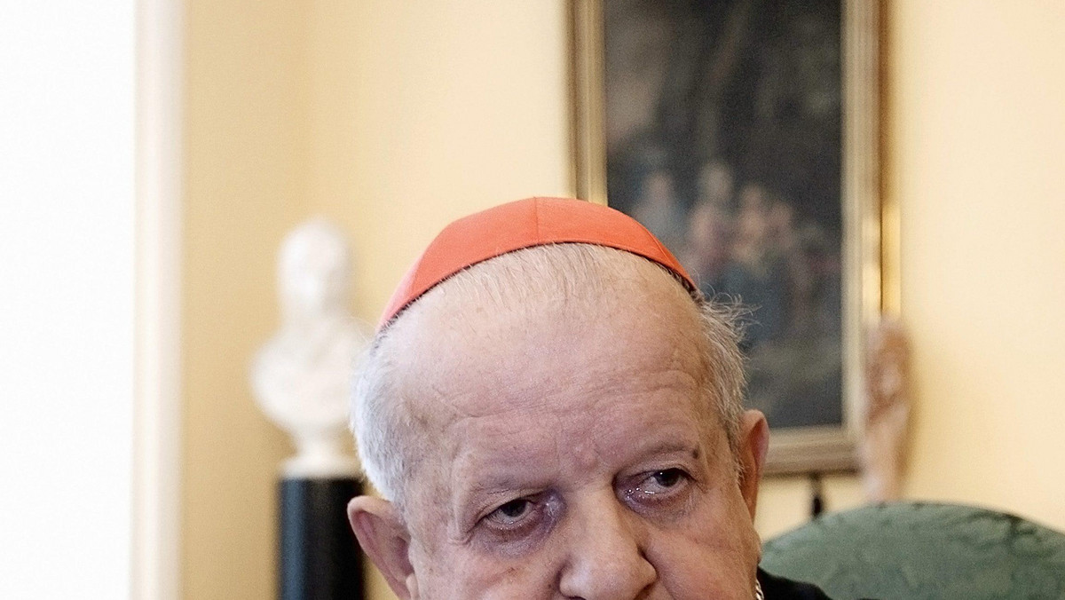 Kardynał Stanisław Dziwisz przekazał Robertowi Kubicy medalion - poinformowała stacja TVN24.