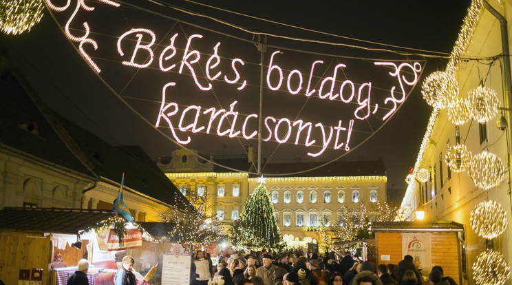 A karácsonyi vásároknak is be kellene zárniuk december 24-én / Fotó:MTI-Mohai Balázs