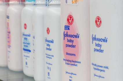 Johnson & Johnson oferuje miliardy byłym klientom chorym na raka. Chce uniknąć procesów