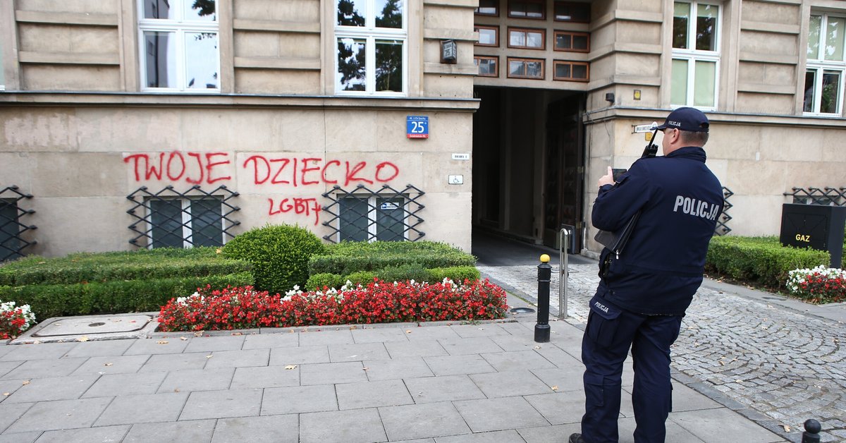 Fasada Ministerstwa Edukacji została zniszczona.  Piontkowski: Barbarzyńcy