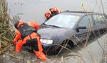 Tak uratujesz się z tonącego auta. Musisz to wiedzieć po tragedii w Tryńczy