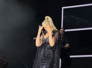SUZANA JOVANOVIĆ U SUZAMA NA KONCERTU: Folkerka se vratila na scenu posle 27 godina, načisto je savladale emocije (VIDEO)