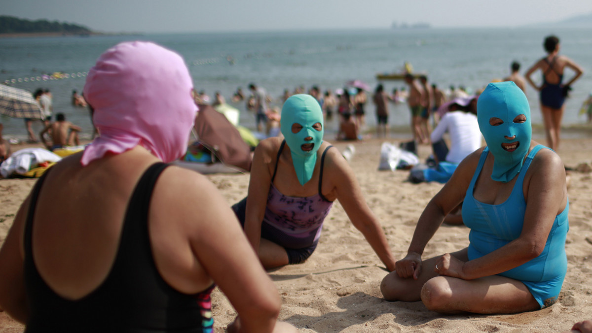 Idziesz na plażę czy obrabować bank? W Chinach lęk przed niemodną — i utożsamianą z biedakami ze wsi — opalenizną jest tak silny, że na tamtejszych plażach spotkać można coraz więcej pań noszących na głowie nylonowe maski z wyciętymi otworami tylko na oczy i usta.
