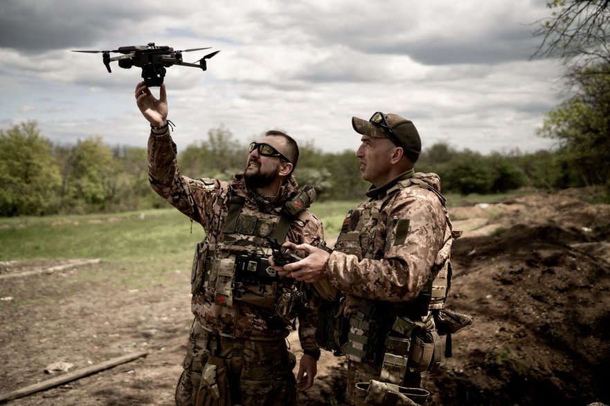 Ukraińscy żołnierze przeprowadzający ostatnie kontrole dronów w obozie szkoleniowym, 11 maja 2023 r.