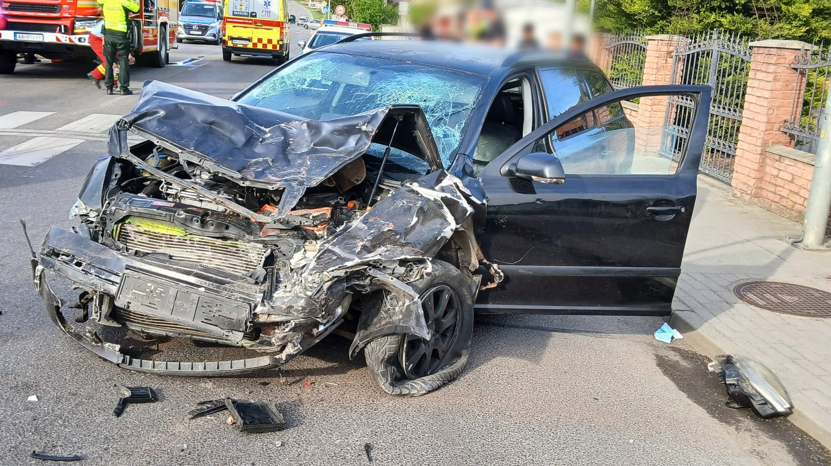 Zrazili sa tri osobné motorové vozidlá.