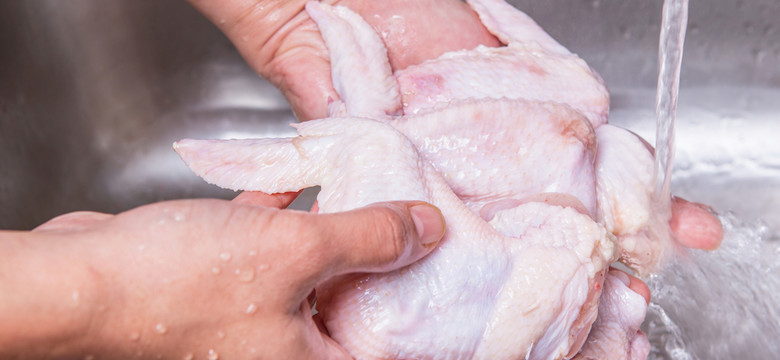 Eksperci: nie myjcie kurczaka. "Brudny" jest zdrowszy