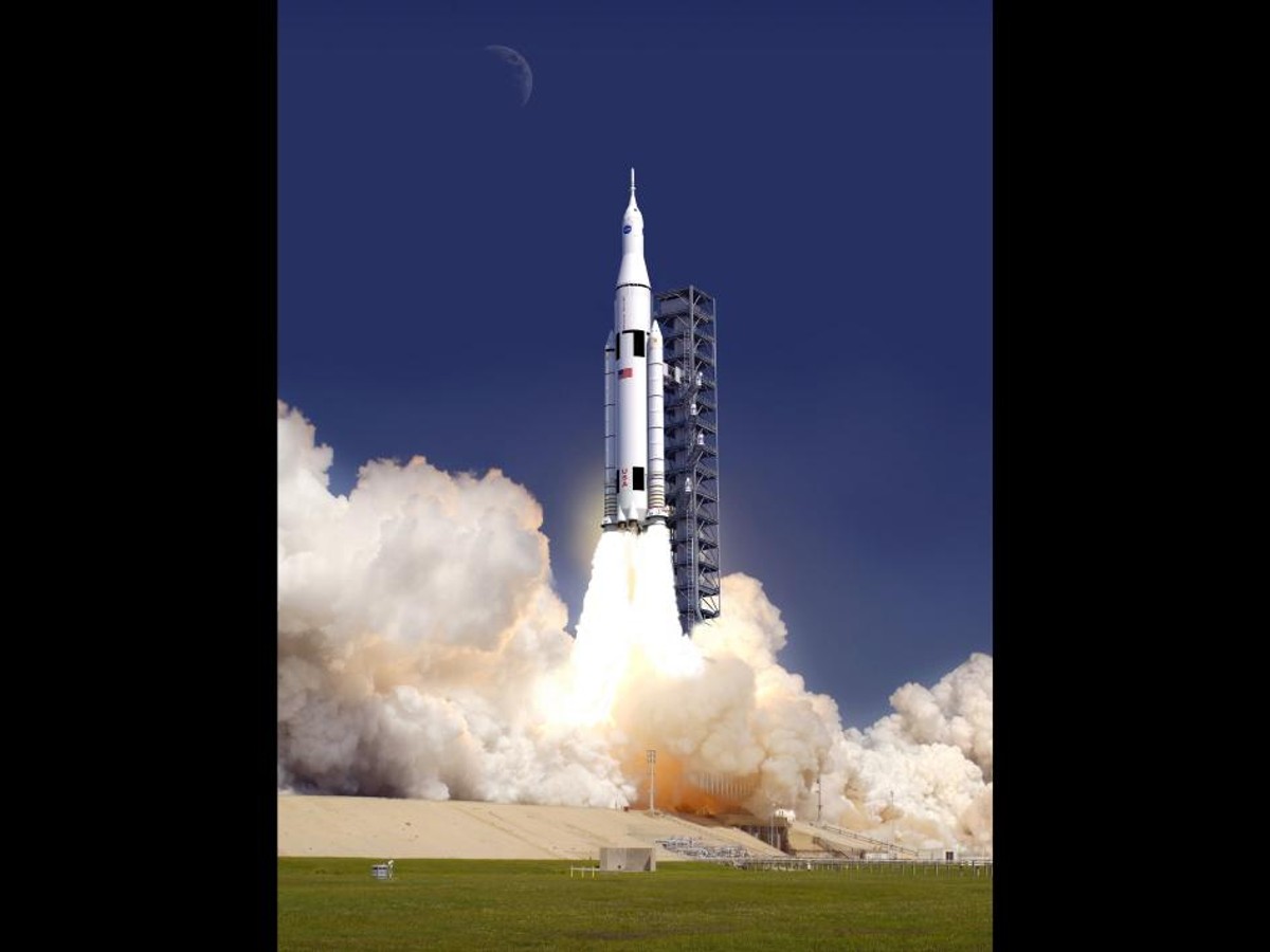 Artystyczna wizualizacja planowanej rakiety kosmicznej SLS, źródło NASA