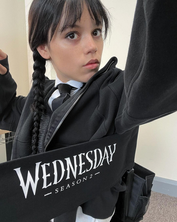 Jenna Ortega na planie 2. sezonu serialu "Wednesday"