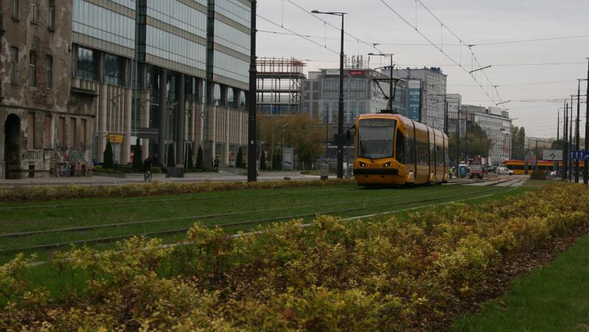 Duże utrudnienia dla pasażerów komunikacji miejskiej na warszawskiej Woli. Na blisko dwa lata z ul. Prostej w Warszawie znikną tramwaje. Jedna linia zostanie zlikwidowana, inna będzie kursować objazdem, kolejna zostanie przywrócona na zmienionej trasie. Wszystko przez kolejny etap rozbudowy II linii metra.