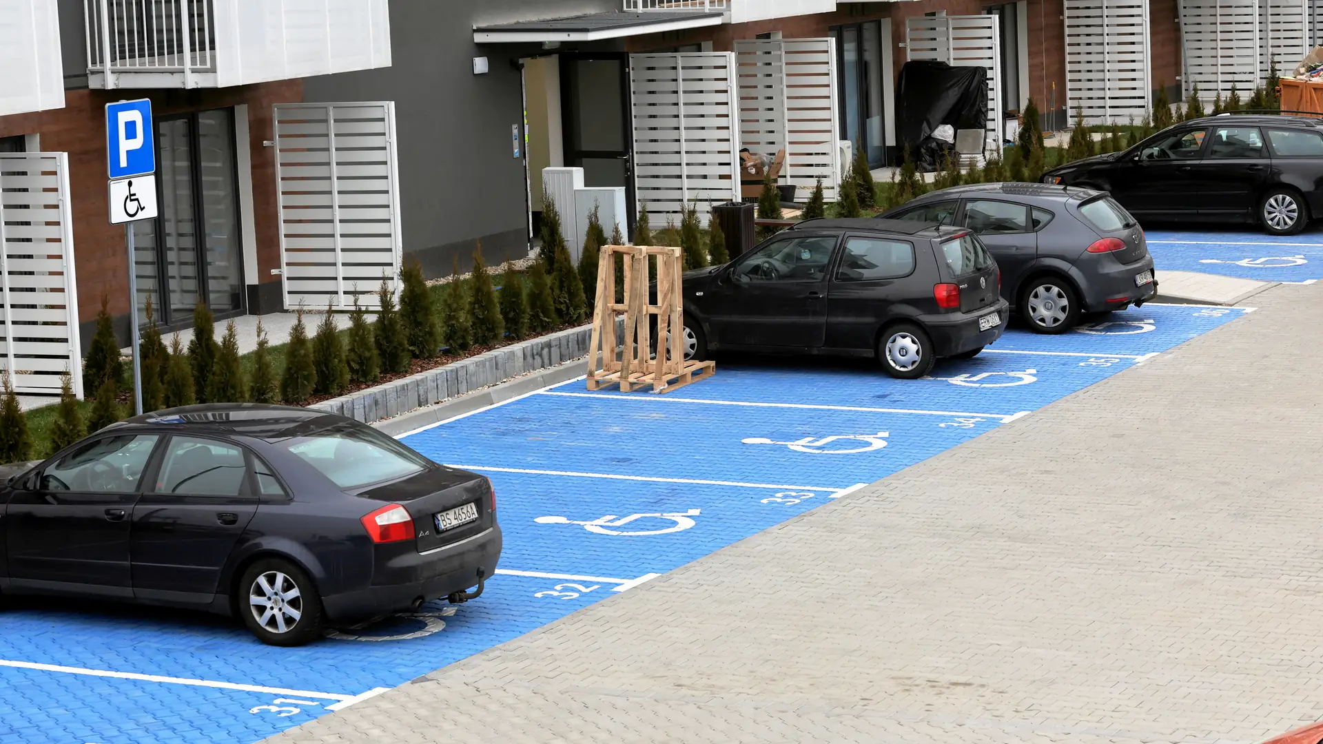 Ciąg kopert na parkingu tuż pod oknami. Parkują wszyscy, mandatu nie dostanie nikt