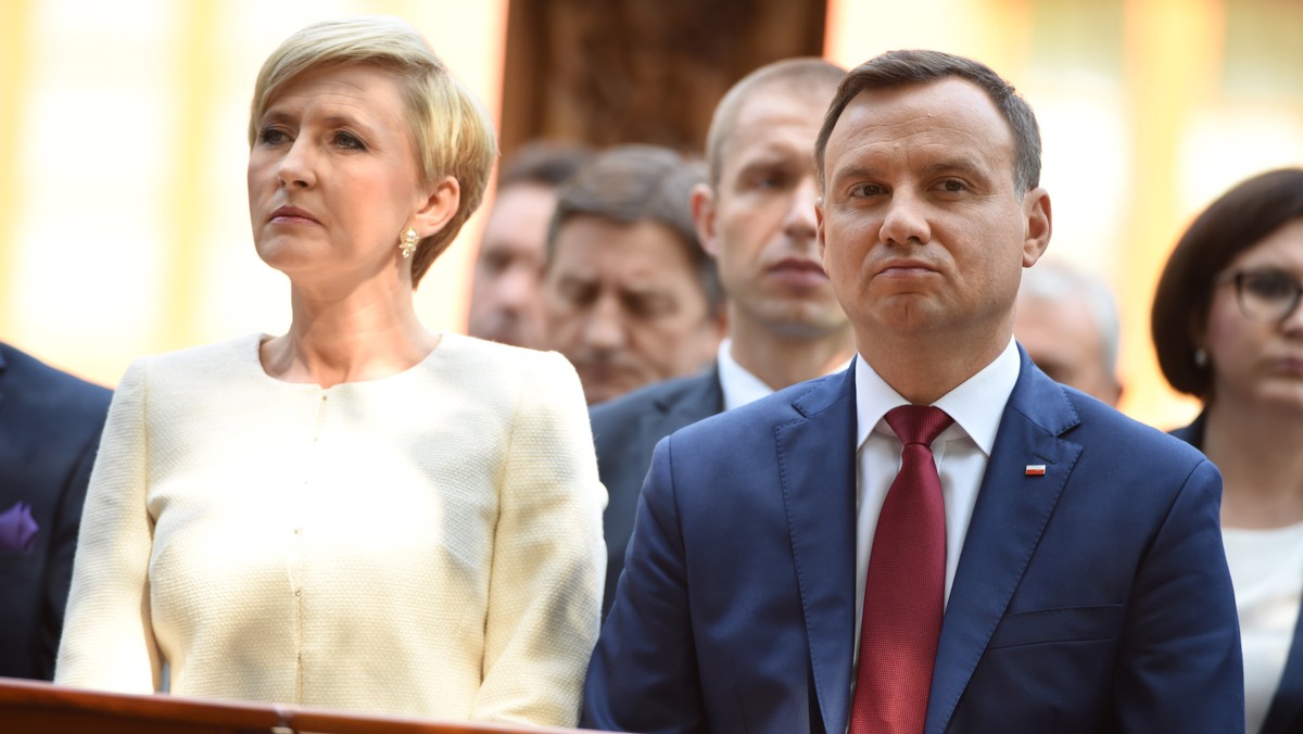 Polska potrzebuje zrównoważonego rozwoju, takiego rozwoju w naszym kraju brakuje - mówił prezydent Andrzej Duda podczas Dożynek Prezydenckich w Spale. Ocenił, że potrzebne są doskonalsze regulacje prawne, m.in. dotyczące ubezpieczeń rolniczych. Zaapelował też do polityków, aby nie zostawiali rolników "z poczuciem porzucenia przez polskie państwo i władzę."