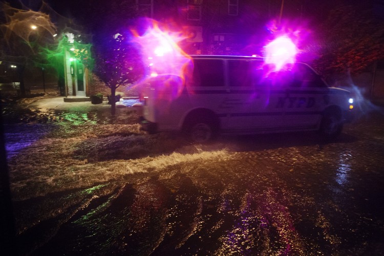 Nowojorska policja przejeżdża przez zalane ulice Nowego Jorku. 29.10.2012