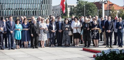 Kolejna miesięcznica smoleńska. Politycy PiS na pl. Piłsudskiego