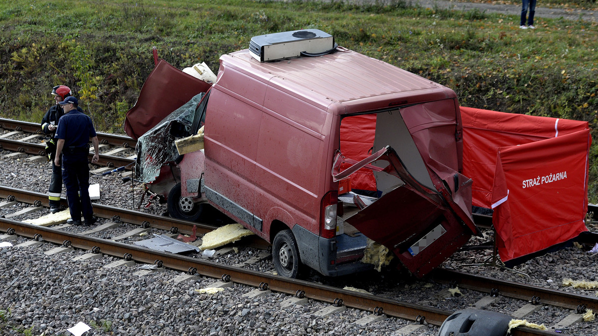 Jedna osoba zginęła w wypadku na niestrzeżonym przejeździe kolejowym w miejscowości Walawa w woj. podkarpackim. Do wypadku doszło tuż przed godz. 13. W przejeżdżający tam samochód uderzył pociąg.