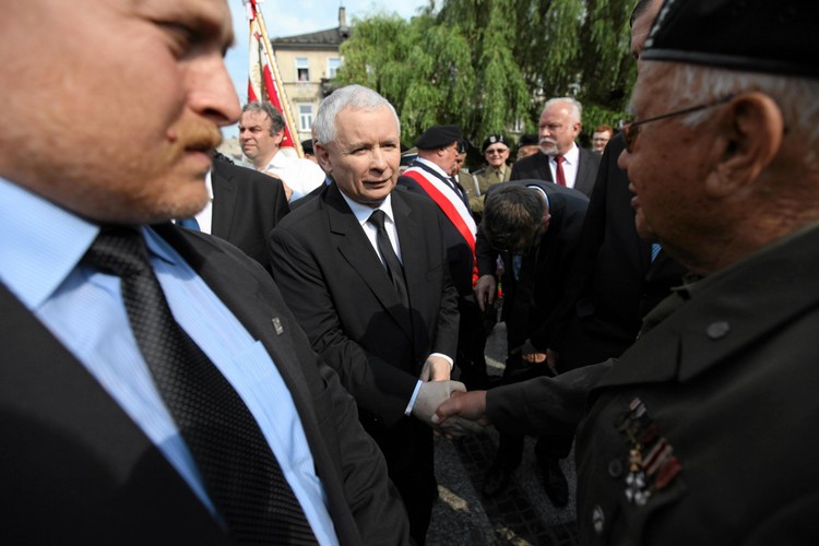 Prezes PiS Jarosław Kaczyński podczas uroczystości odsłonięcia pomnika Lecha i Marii Kaczyńskich
