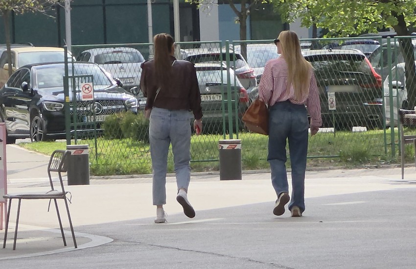 Luna i Anabela u kafiću