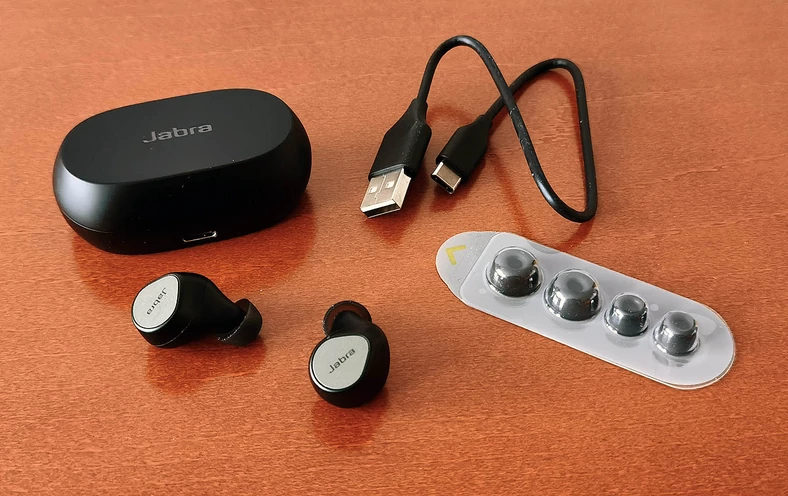 W komplecie ze słuchawkami otrzymujemy: zgrabne transportowe etui, przewód USB do ładowania zestawu oraz dodatkowe silikonowe uszczelki w rozmiarach L i S 