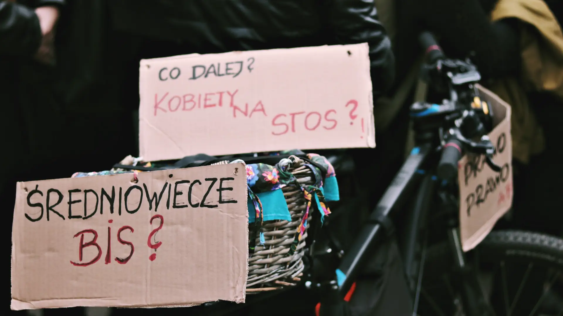 Czy to pora, by wyjść na ulice? Polki protestują wobec zaostrzenia prawa aborcyjnego