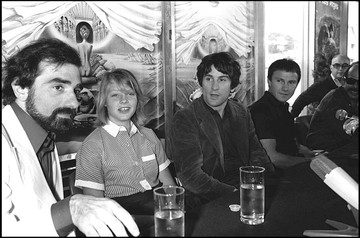 1976-ban a Taxisofőr sajtótájékoztatóján Robert De Niro még friss felfedezettként ült Martin Scorsese mellett, a mindössze 13 éves Jodie Foster pedig valósággal lenyűgözte a világot. A levegőben már ott vibrált egy kultusz kezdete.