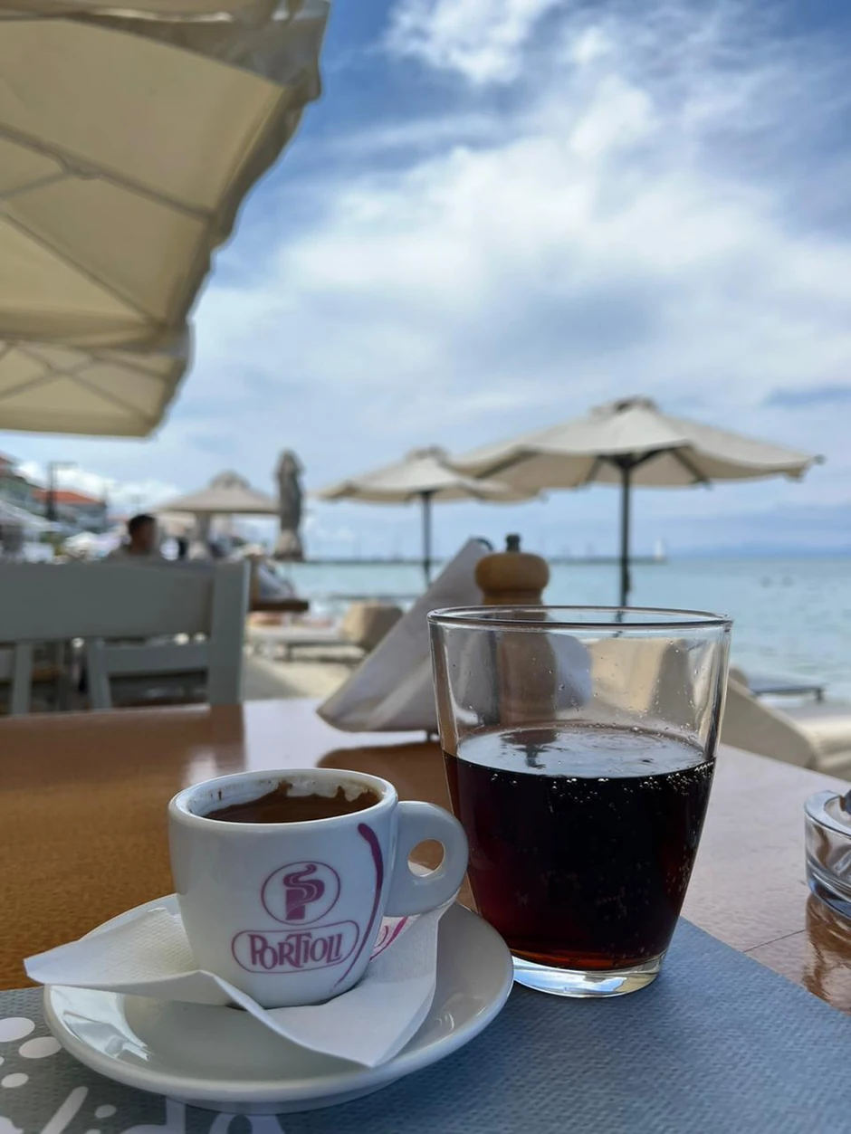 Kafa sa pogledom na more