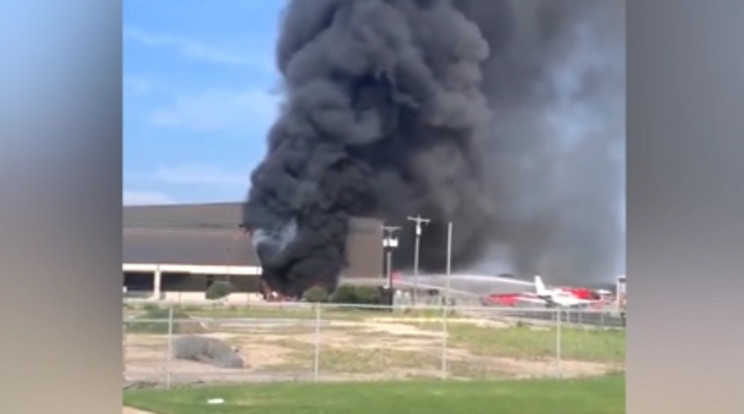 Így égett a hangár, ahova a repülő zuhant