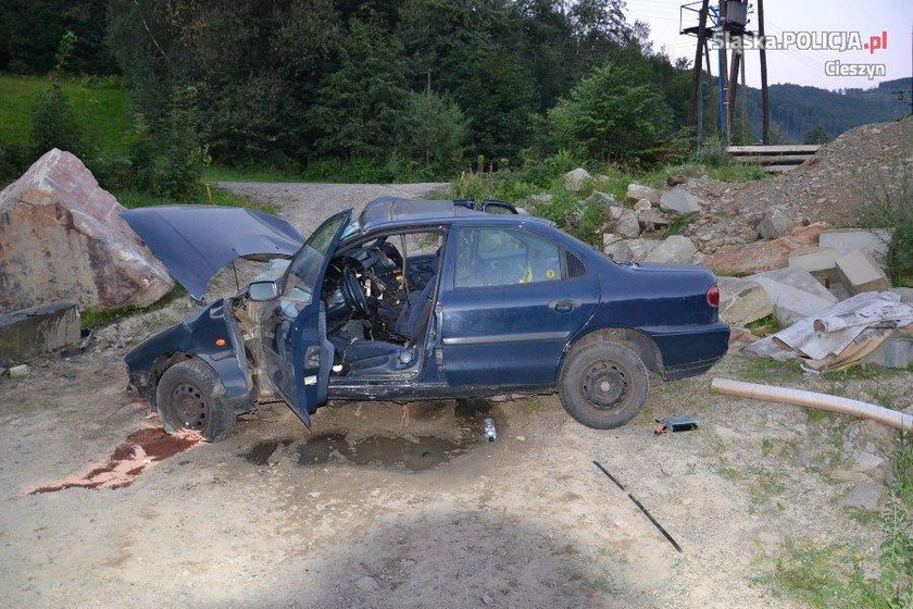 20-latek zakończył ucieczkę na przydrożnym głazie.