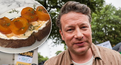 Jamie Oliver pokazuje, jak przygotować tosty z morelami. Przed położeniem ich na chleb trzeba zrobić jedną rzecz