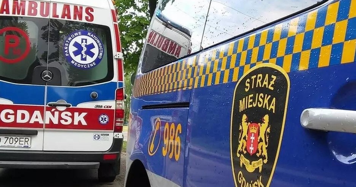 Na chodniku klęczała staruszka. Z domu dochodziło wołanie o pomoc. Stało się coś złego