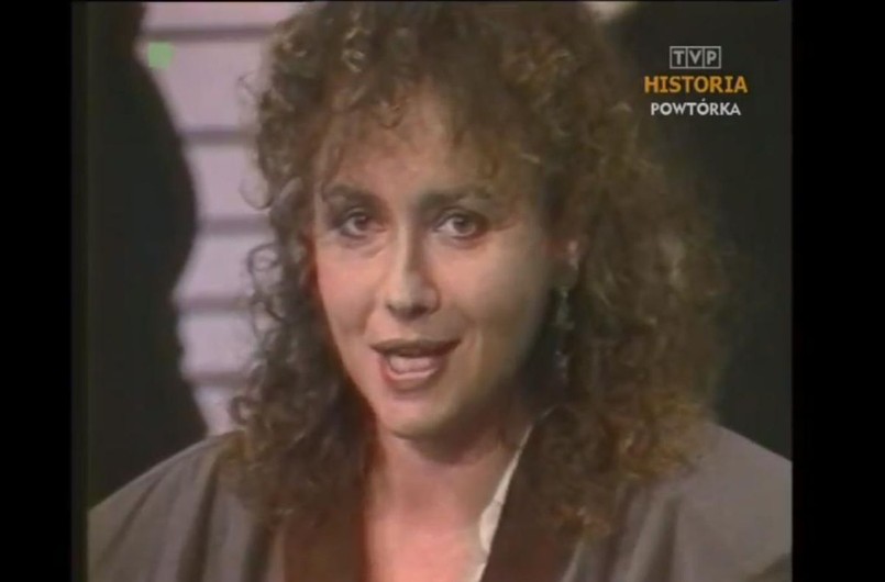 Przypieczętowaniem zmian, jakie zaszły w Polsce stały się symboliczne słowa wypowiedziane przez aktorkę Joannę Szczepkowską w Dzienniku Telewizyjnym 28 października 1989 roku. Szczepkowska, przepytywana przez prowadzącą o jej karierę filmową, poprosiła o możliwość przekazania "dobrej wiadomości, która jej zdaniem jest prawdziwa". Wtedy padły słynne słowa: Proszę państwa, 4 czerwca 1989 roku skończył się w Polsce komunizm.