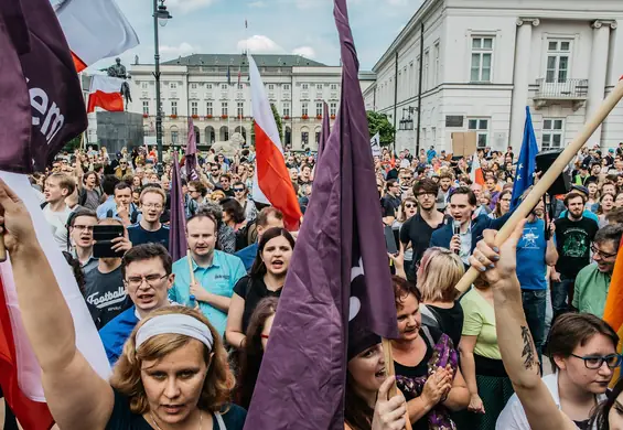 Protest przed Pałacem w obronie Sądu Najwyższego. Zebrało się kilkaset osób [ZDJĘCIA]