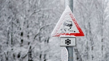 nowe ostrzeżenia imgw. silny wiatr, dwucyfrowe mrozy i załamanie pogody. mapy nie kłamią