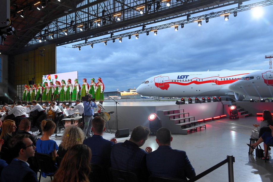 Oba samoloty mają namalowaną na kadłubie biało-czerwoną wstęgę, kontury granic Polski oraz napis "Dumni z niepodległości Polski" w językach polskim i angielskim
