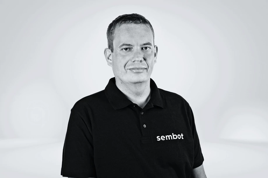 Sztuczna inteligencja pozwala skrócić czas niezbędny do zarządzania kontami reklamowymi dziesiątki razy – mówi Bartosz Ferenc, CEO Sembot.com.