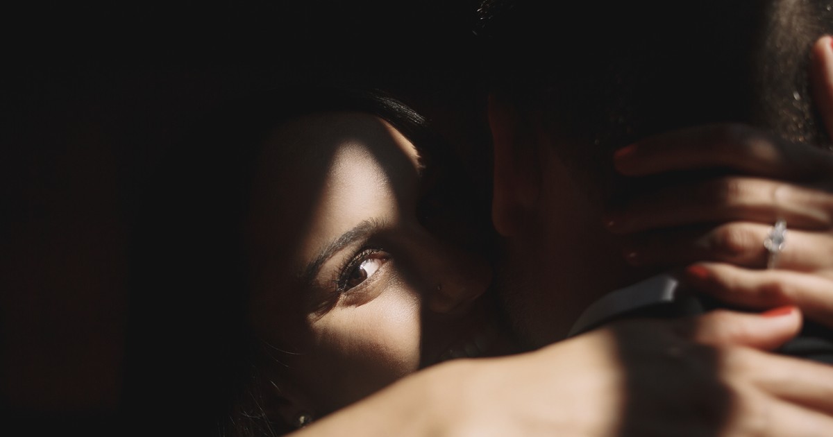 Ania wraca do domu późno. Marek mówi: „no wreszcie”. I tak to się zaczyna