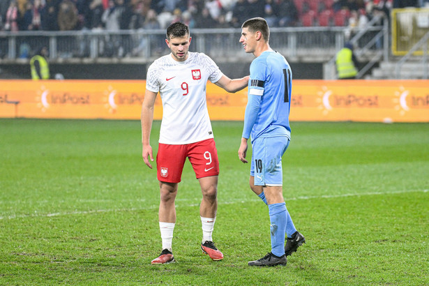 Reprezentant Polski Filip Szymczak (z lewej) i Izraelczyk Jonathan Mulderfot w trakcie meczu eliminacyjnego piłkarskich mistrzostw Europy drużyn do lat 21