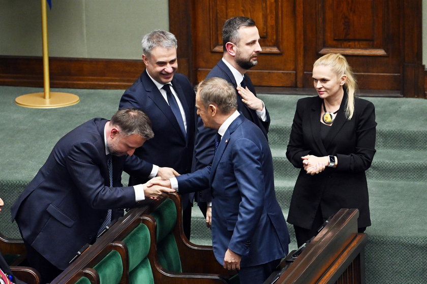 Marcin Kierwiński odbiera gratulację od Donalda Tuska