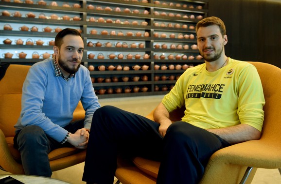 Marko Gudurić u razgovoru sa zamenikom urednika sportske rubrike 