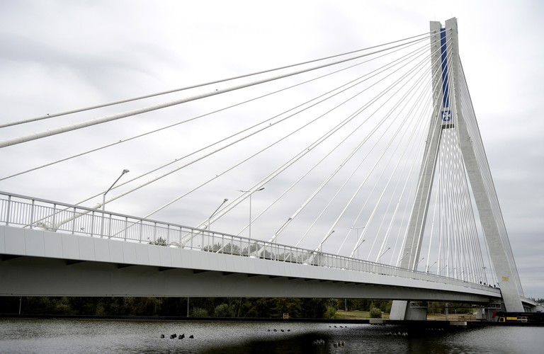 Zobacz też zdjęcia z wcześniejszego etapu<a href='http://forsal.pl/galerie/872431,zdjecie,1,powstaje-druga-najwieksza-przeprawa-w-polsce-oto-zdjecia-z-budowy-mostu-na-wisloku-w-rzeszowie.html' style='color: blue'> budowy mostu na Wisłoku w Rzeszowie. </a><br><br> (zuz) PAP/Darek Delmanowicz