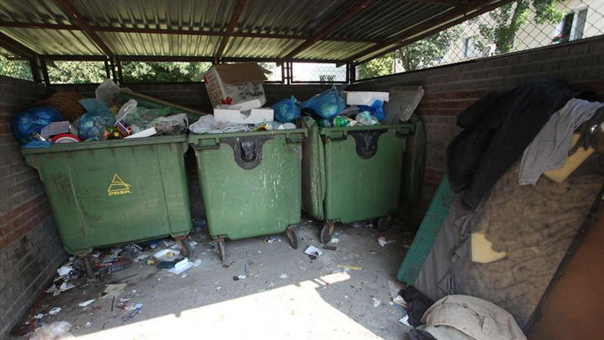 Dramat! Dwa tygodnie po wejściu w życie nowych przepisów śmieciowych w Gdańsku wciąż brakuje pojemników na odpady! Gnijące śmieci walają się dosłownie wszędzie.