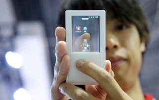 DoCoMo zaprezentowało przezroczysty ekran, który może być obsługiwany z dwóch stron