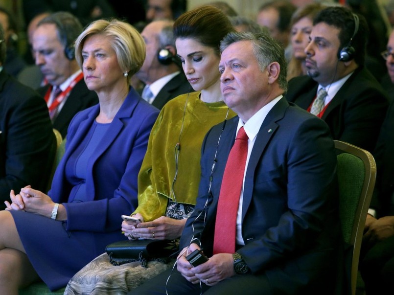 ... Królowa zaliczyła też jednak małą wpadkę. Podczas konferencji MED 2015, w której brała udział z mężem i włoską minister obrony, namiętnie bawiła się smartfonem, co oczywiście uchwycili fotografowie...