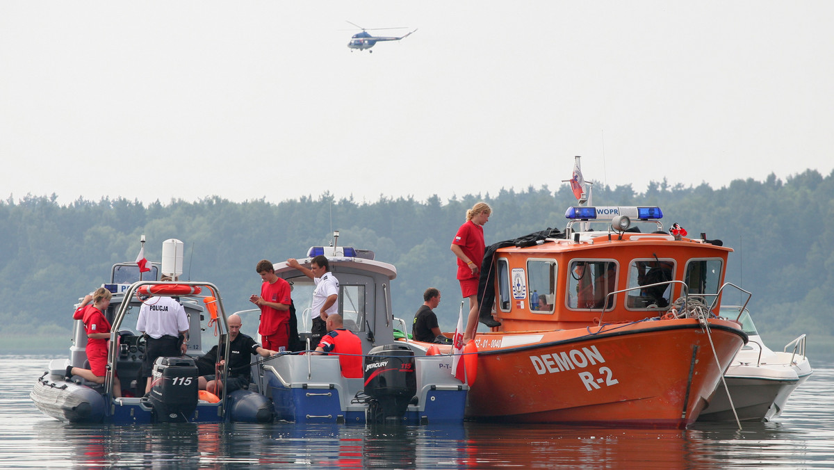 Dziewięć lat temu przez Mazury przeszedł biały szkwał. Gwałtowny huragan spowodował śmierć 12 osób. Najwięcej osób utonęło w jeziorze Mikołajskim. Fale sięgały 3 metrów. Wiatr wiał z siłą 12 stopni w skali Beauforta, z prędkością około 130 kilometrów na godzinę. Wywrócił około 40 jachtów i łodzi.