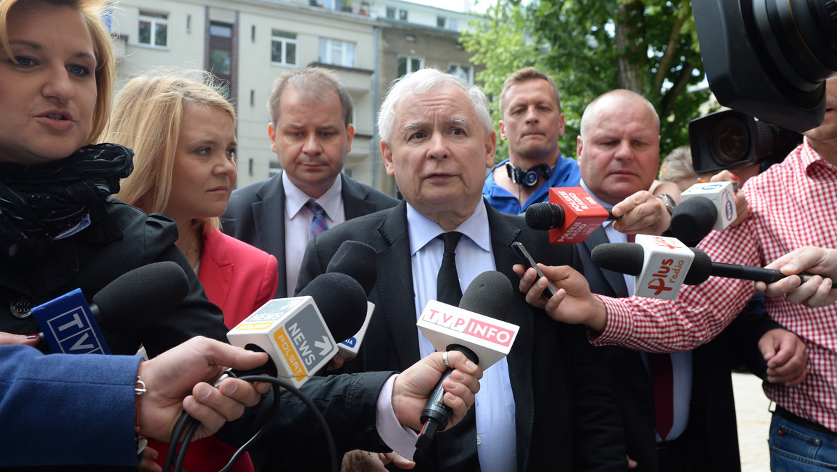 Mam nadzieję, że będzie jeszcze więcej wyroków – powiedział lider PiS Jarosław Kaczyński, pytany o komentarz ws. wyroku na b. wiceszefa BOR gen. Pawła Bielawnego za nieprawidłowości przy ochronie wizyt VIP-ów w Smoleńsku w kwietniu 2010 r. Sąd Okręgowy w Warszawie nieprawomocnie skazał dziś Bielawnego na karę 1,5 roku więzienia w zawieszeniu na 3 lata, 10 tys. zł grzywny i 5 lat zakazu wykonywania zawodu funkcjonariusza BOR.