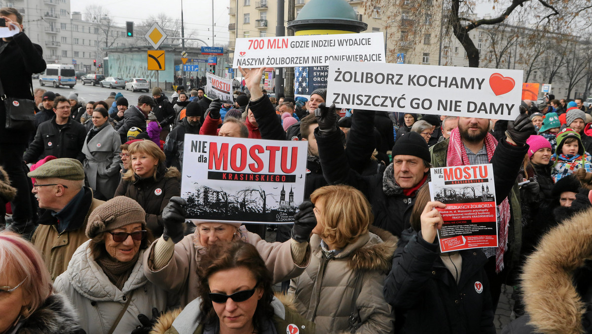 "Nie dla trasy mostu Krasińskiego – tak dla rozbudowy metra warszawskiego" – takie hasła można było usłyszeć wczesnym popołudniem na placu Wilsona w Warszawie. Według różnych szacunków, od dwustu do sześciuset osób protestało przeciwko budowie trasy mostu Krasińskiego.