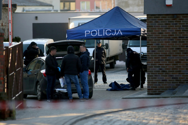 Policjanci na miejscu podwójnego morderstwa na placu Kościuszki w Pleszewie