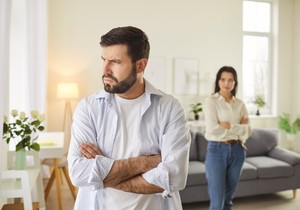 Prekrštene ruke su signal koji mnogi pogrešno tumače: Stručnjak za govor tela otkriva pravo značenje