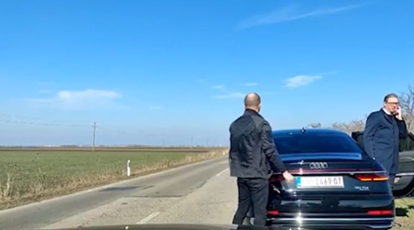 Predsednik Aleksandar Vučić nakon nezgode sa gumom izlazi iz kola