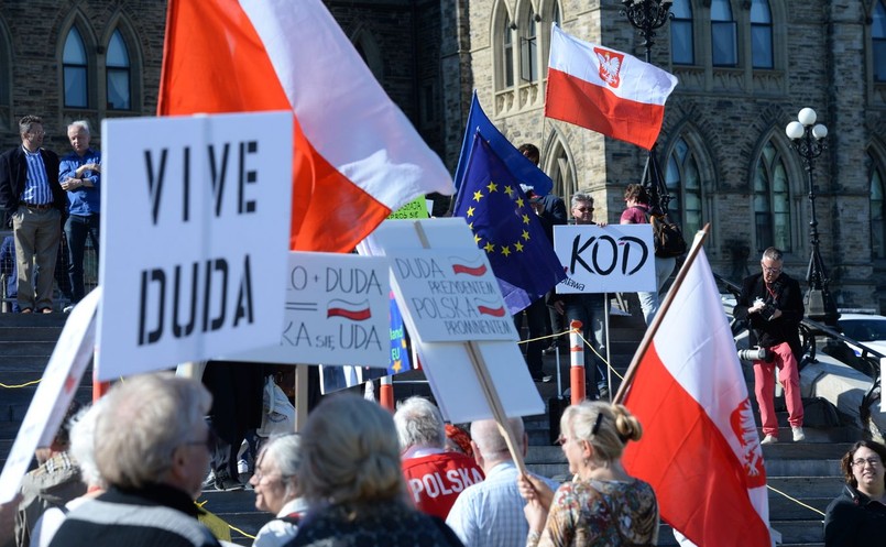 Manifestacje zwolenników i przeciwników prezydenta Dudy